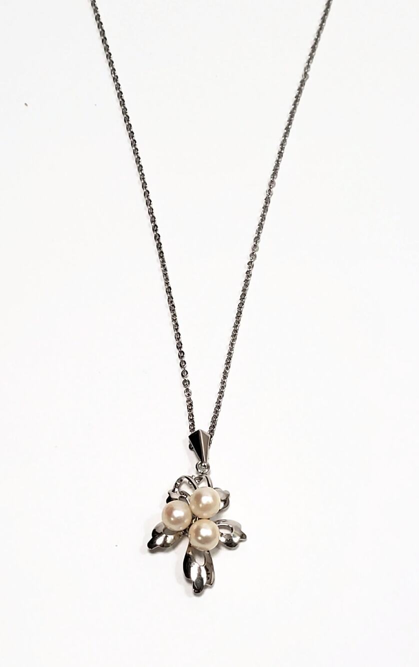 Vintage Cultured 3 Pearl Silver Pendant Necklace Silver Tone Chain 16"
